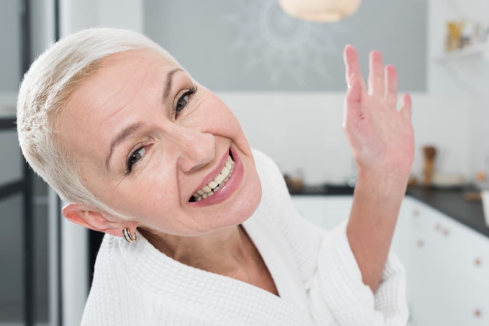 dentista sonriendo en clinica con bata blanca dentista sonriendo en clinica con bata blanca