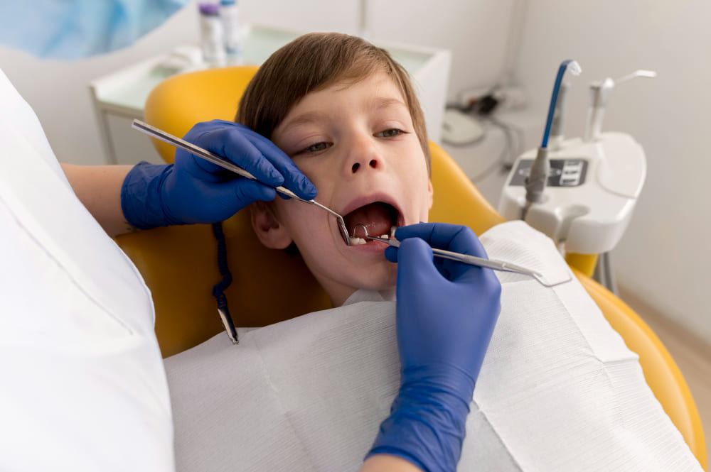 infante en consulta dentista