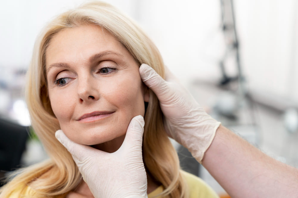 mujer madura tratamiento rejuvenecimiento facial mujer madura tratamiento rejuvenecimiento facial