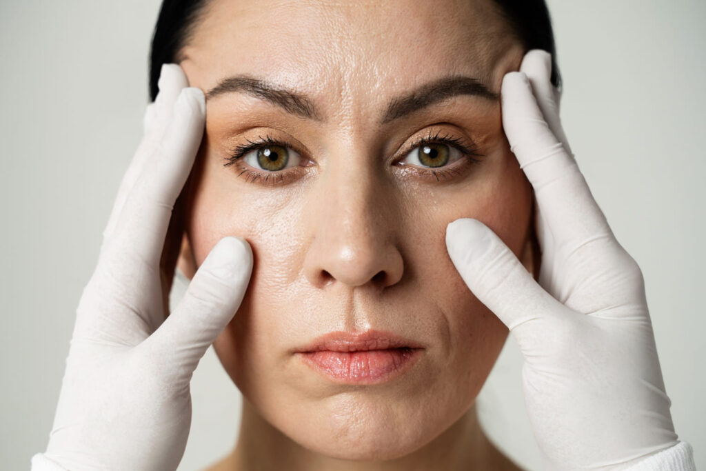 manos profesional mostrando rostro mujer