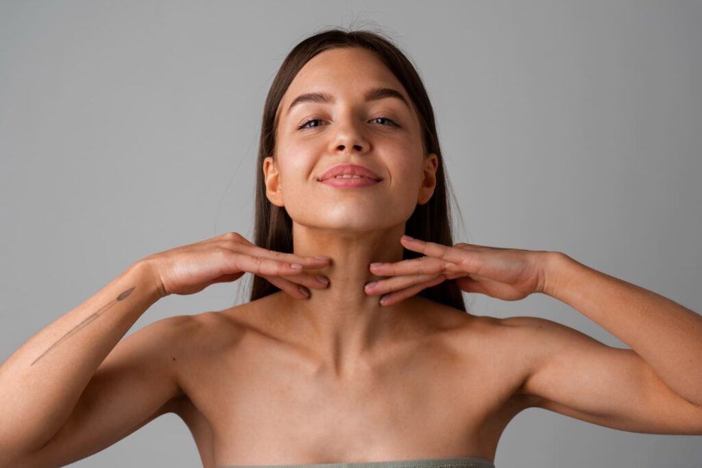 mujer mostrando su rostro joven