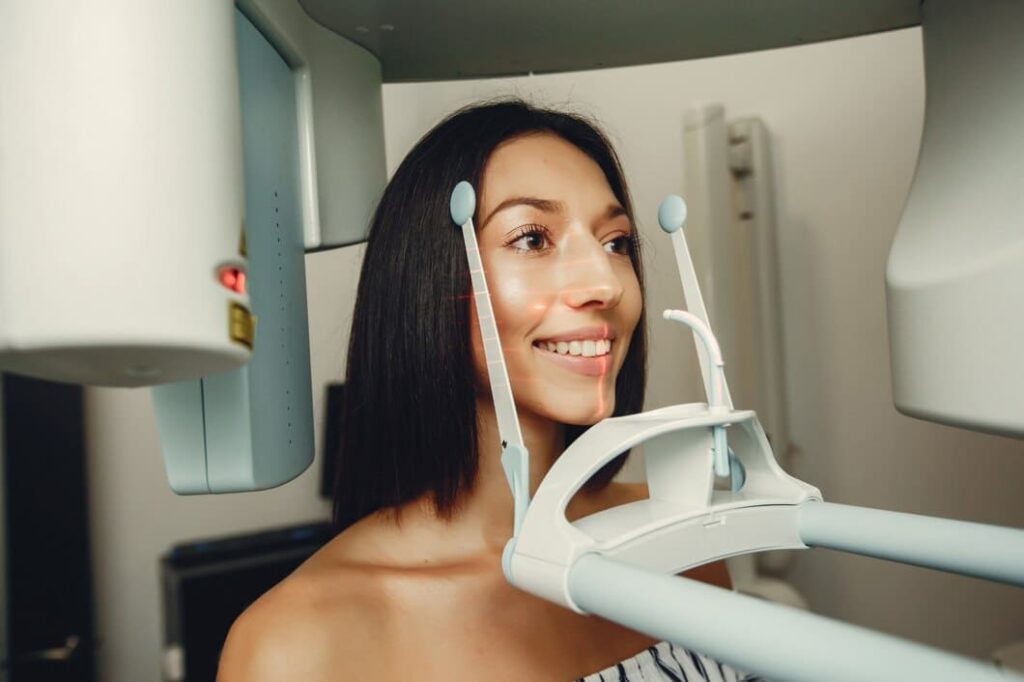 mujer sonriente revision dental radiografia dentista