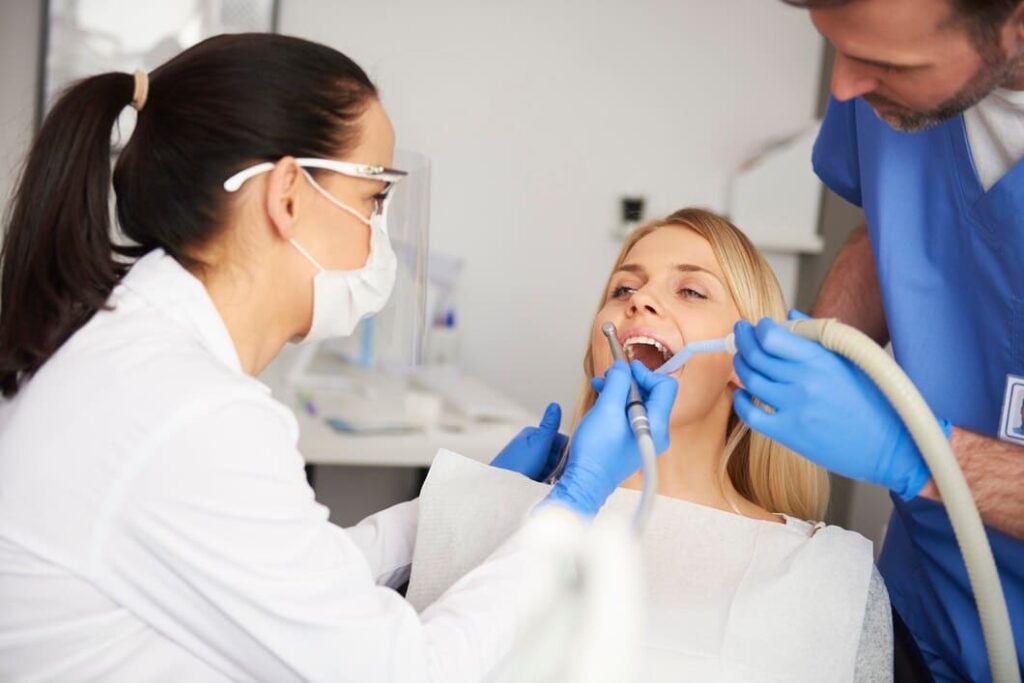 paciente en clinica dental tratamiento dos dentistas