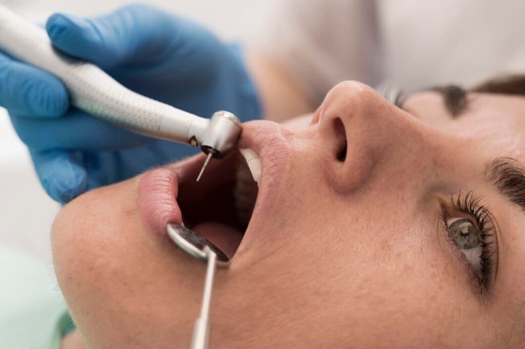 paciente sexo femenino que tiene procedimiento realizado dentista