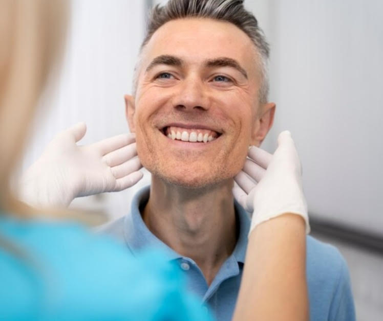 paciente sonriente despues de colocar implante dental